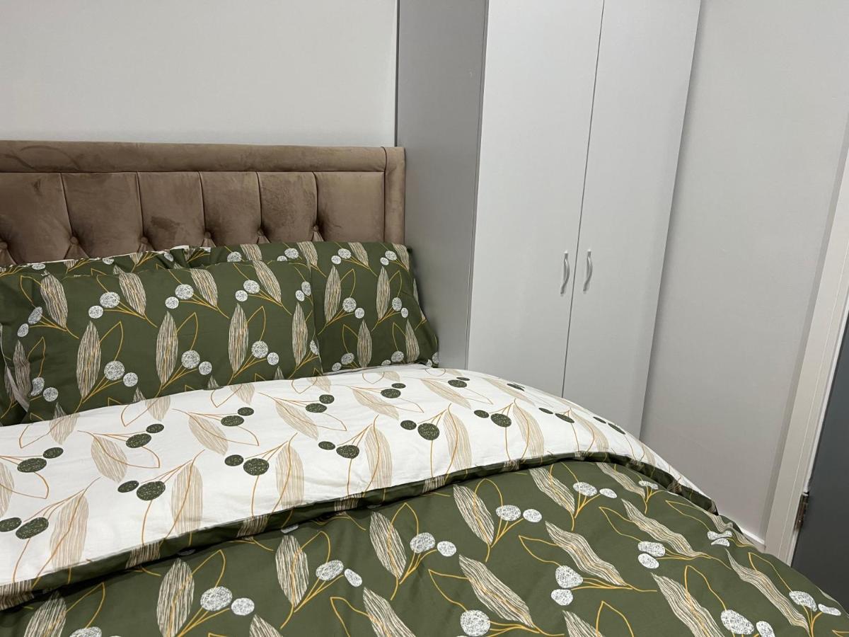 Park View Serviced Apartment - Next To Northolt Tube Station - Near Central London & Wembley Buitenkant foto